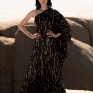 Diarrablu Black and Gold Asymmetrical One-Shoulder Gown